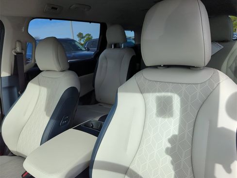 New 2026 Kia Carnival EX image 25