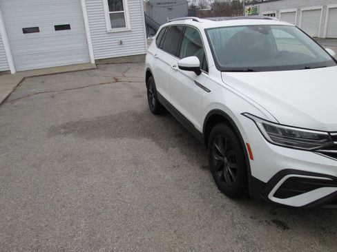 Used 2022 Volkswagen Tiguan SE w/ Panoramic Sunroof Package image 5