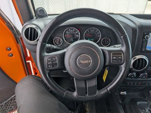 Used 2012 Jeep Wrangler Unlimited Sahara w/ Connectivity Group AWD/4WD image 9