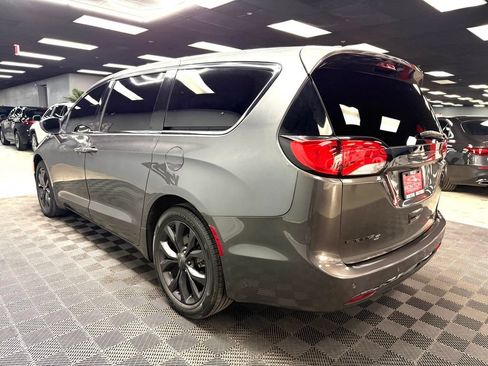 Used 2018 Chrysler Pacifica Touring Plus w/ S Appearance Package FWD image 11
