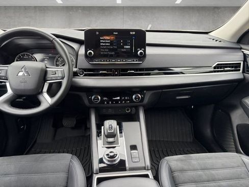 Used 2024 Mitsubishi Outlander SE image 3