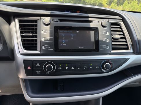 Used 2019 Toyota Highlander LE FWD image 28
