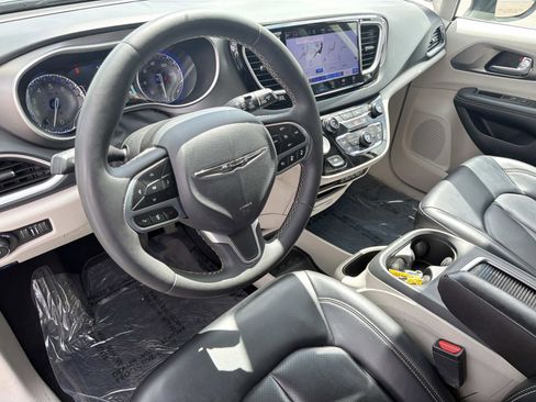 Used 2023 Chrysler Pacifica Touring-L image 7
