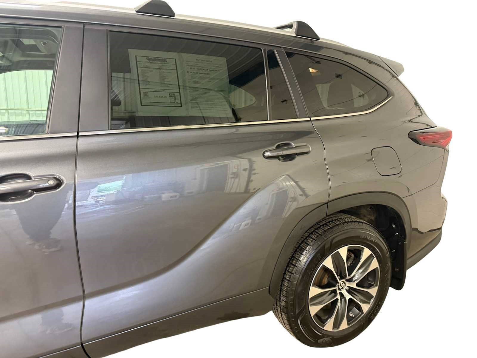Used 2024 Toyota Highlander XLE AWD/4WD image 4
