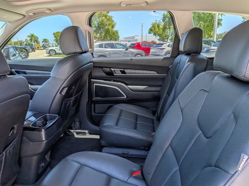 Used 2024 Kia Telluride EX w/ EX Captain's Chair Package FWD image 15