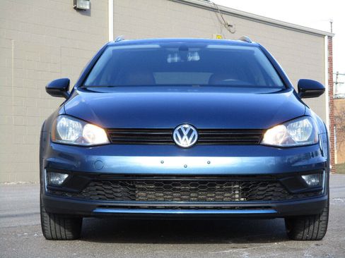 Used 2017 Volkswagen Golf Alltrack SE image 2