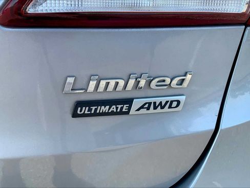 Used 2017 Hyundai Santa Fe Limited AWD/4WD image 10