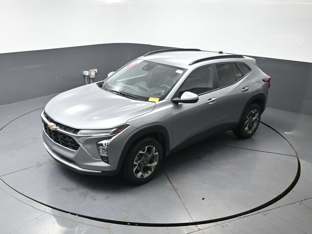 Used 2025 Chevrolet Trax LT FWD image 44