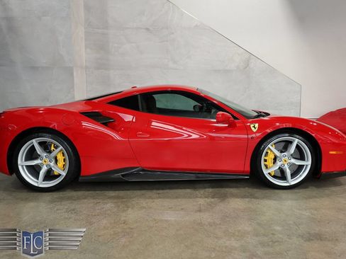 Used 2018 Ferrari 488 GTB RWD image 3