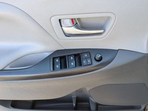 Used 2020 Toyota Sienna LE w/ Carpet Mat Package FWD image 20