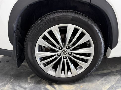 Used 2024 Toyota Highlander Platinum AWD/4WD image 32