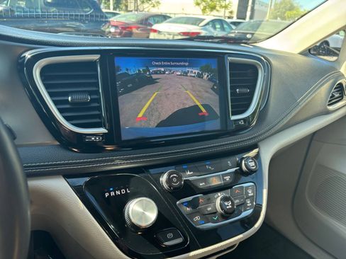 Used 2023 Chrysler Pacifica Touring-L FWD image 21