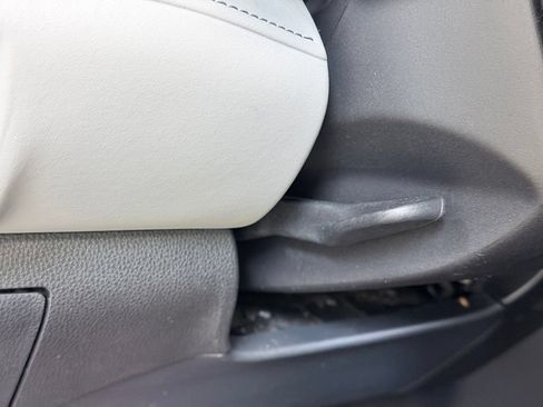 Used 2022 Toyota Highlander LE AWD/4WD image 43
