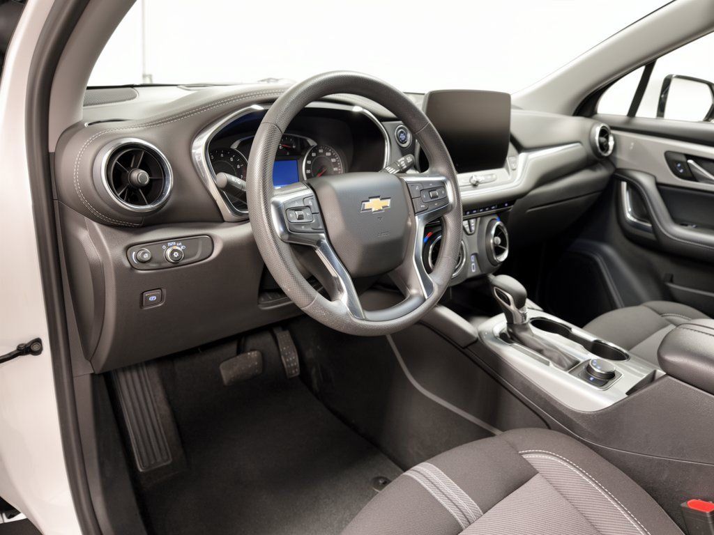 Used 2025 Chevrolet Blazer LT FWD image 4