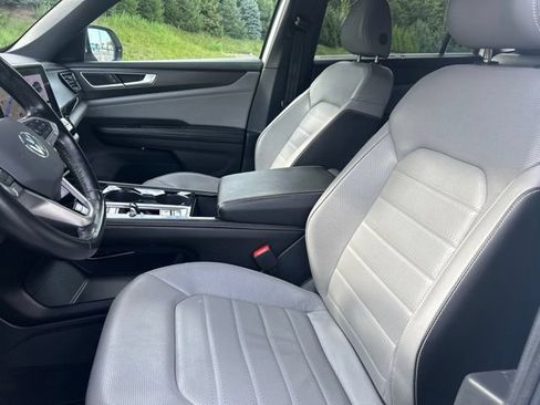Used 2024 Volkswagen Atlas Cross Sport SEL R-Line AWD/4WD image 16