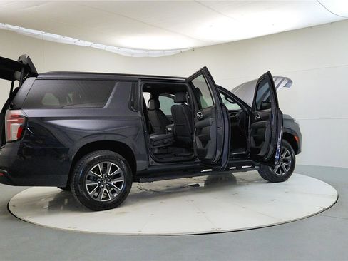 Used 2022 Chevrolet Suburban Z71 w/ Luxury Package image 12