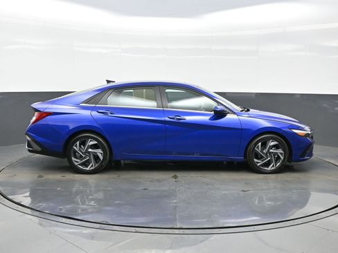 Certified 2025 Hyundai Elantra SEL image 7