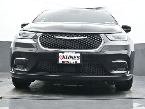 Used 2025 Chrysler Pacifica Select image 45