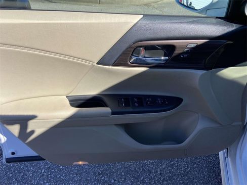 Used 2016 Honda Accord Touring image 11