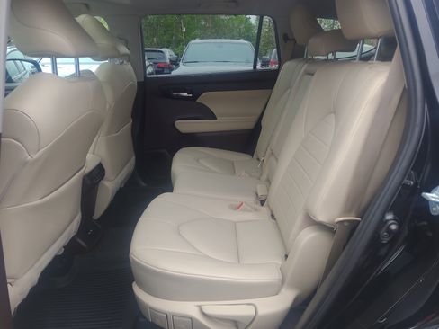Used 2021 Toyota Highlander XLE AWD/4WD image 30
