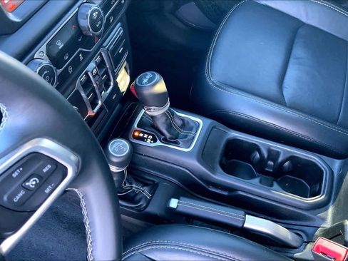 Used 2018 Jeep Wrangler Unlimited Sahara image 17