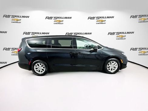 Used 2023 Chrysler Pacifica Touring-L FWD image 8