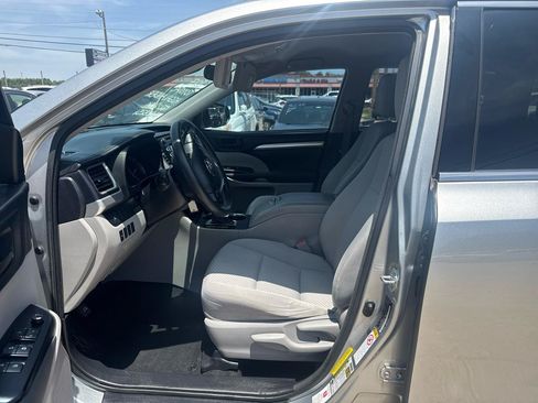 Used 2017 Toyota Highlander LE FWD image 11
