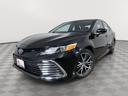 Used 2024 Toyota Camry XLE w/ Navigation Package FWD image 1