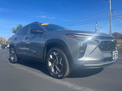 Used 2024 Chevrolet Trax LT w/ Driver Confidence Package image 1