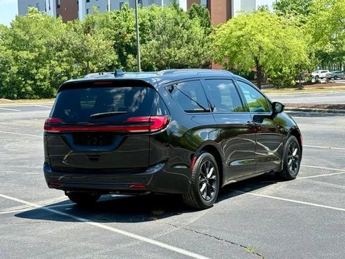 Used 2021 Chrysler Pacifica Touring w/ Uconnect Theater Family Group FWD image 7
