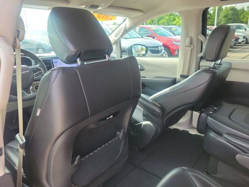 Used 2024 Chrysler Pacifica Touring-L FWD image 15
