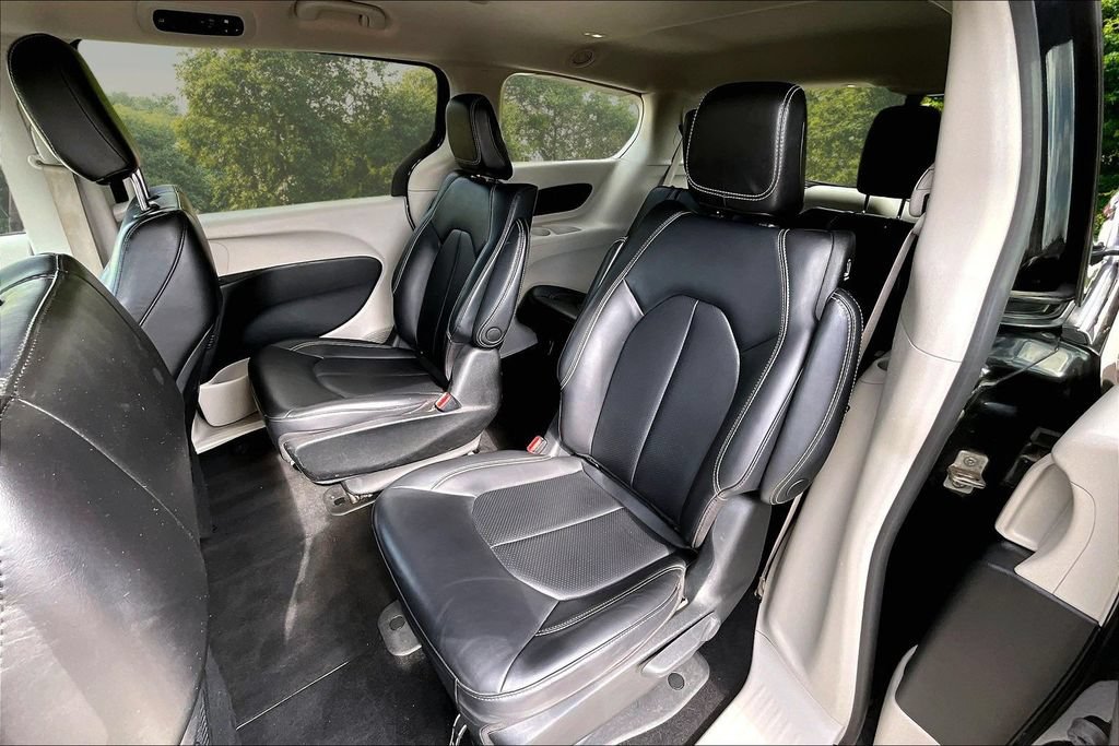 Used 2023 Chrysler Pacifica Touring-L FWD image 26