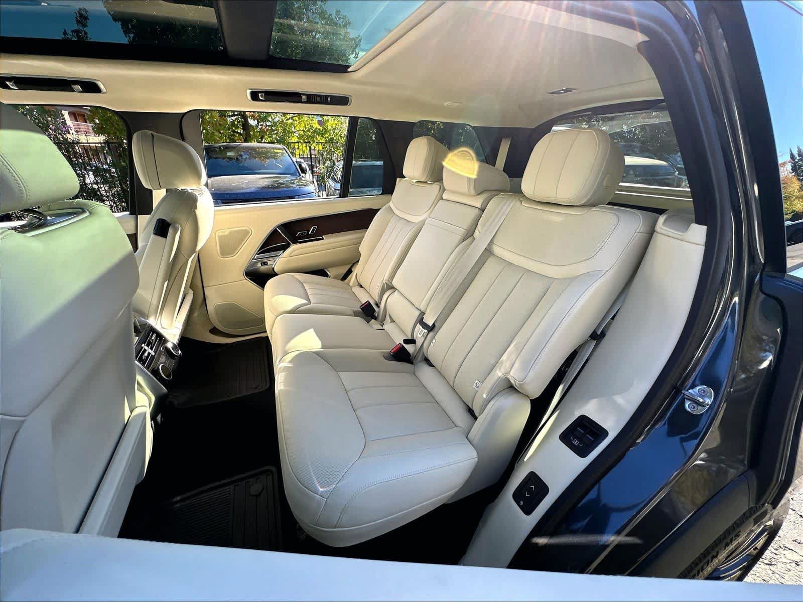 New 2026 Land Rover Range Rover Long Wheelbase SE AWD/4WD image 12