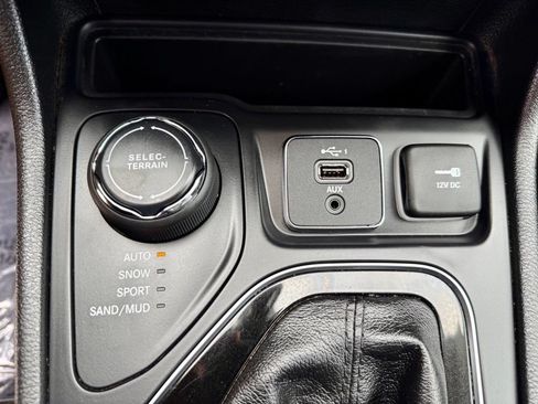 Used 2020 Jeep Cherokee Limited AWD/4WD image 32