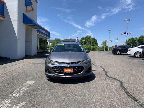 Used 2019 Chevrolet Cruze LT w/ Convenience Package FWD image 2
