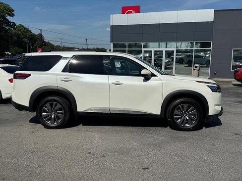 Certified 2024 Nissan Pathfinder SV FWD image 2
