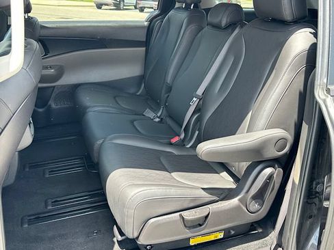 Used 2026 Kia Carnival FWD image 17
