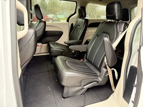 Used 2024 Chrysler Pacifica Touring-L image 16