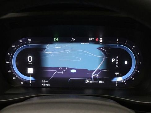 Used 2025 Volvo XC40 B5 Plus image 27