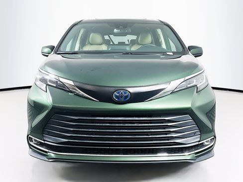 Used 2021 Toyota Sienna XLE FWD image 2