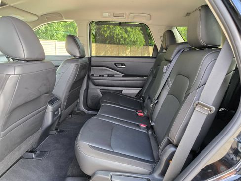 Used 2025 Nissan Pathfinder SL AWD/4WD image 14