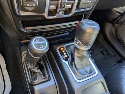 Used 2021 Jeep Gladiator Willys image 15