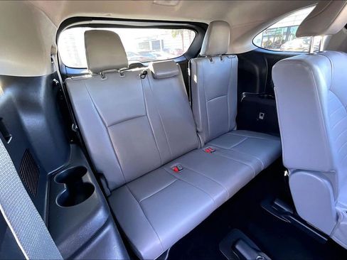 Used 2021 Toyota Highlander XLE image 25
