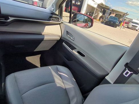 Used 2023 Toyota Sienna Limited image 16