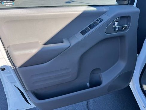 Used 2017 Nissan Frontier SV image 9