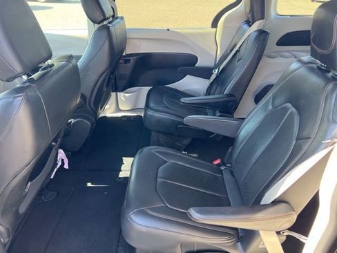 Used 2020 Chrysler Pacifica Touring-L image 18
