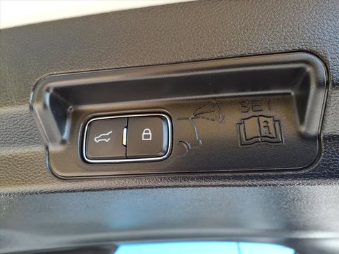 Used 2022 Ford Explorer XLT w/ Equipment Group 202A image 11