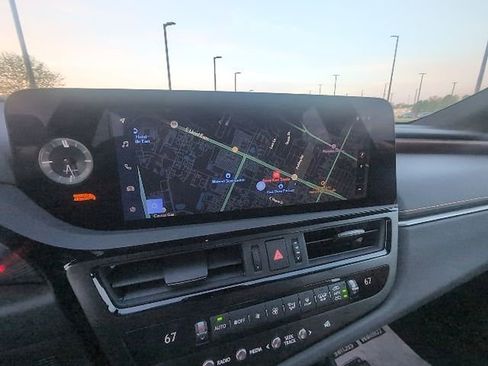 Used 2025 Lexus ES 300h w/ Accessory Package (Z2) image 15