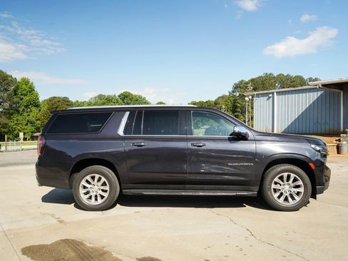 Used 2023 Chevrolet Suburban Premier AWD/4WD image 3