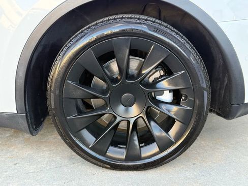 Used 2022 Tesla Model Y Long Range image 13